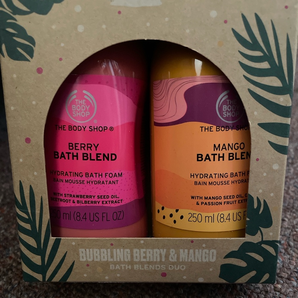 The Body Shop BUBBLING BERRY & MANGO Bath Blends Duo 2pk w/ bath sponge